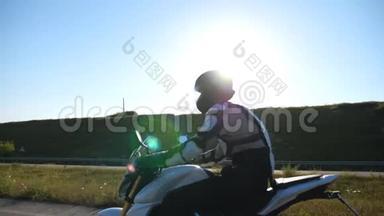 戴头盔的人骑着现代摩托车在高速公路上<strong>快速行驶</strong>。 骑摩托车的人超速<strong>行驶</strong>